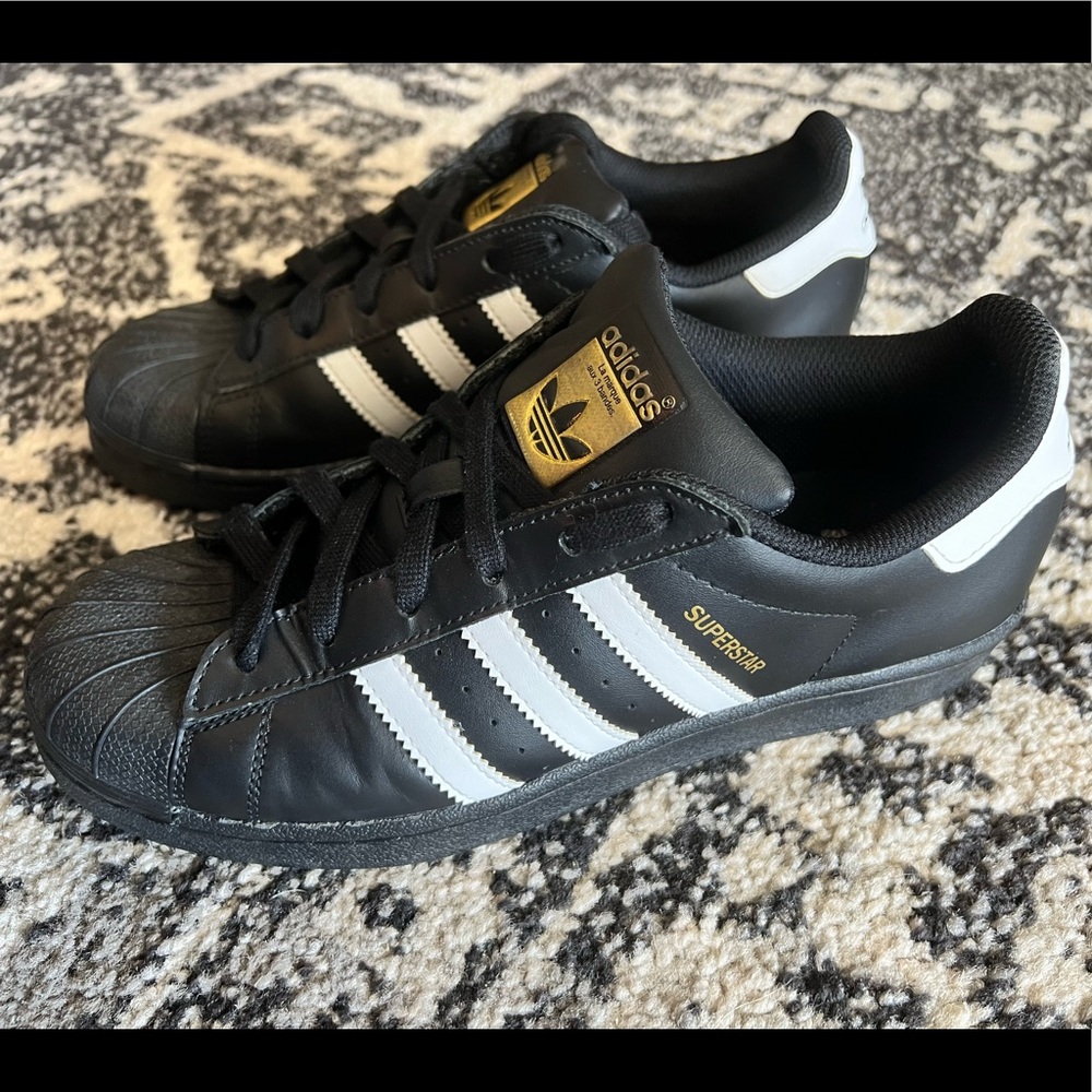 Adidas Superstar shoes M-6/ W-7.5